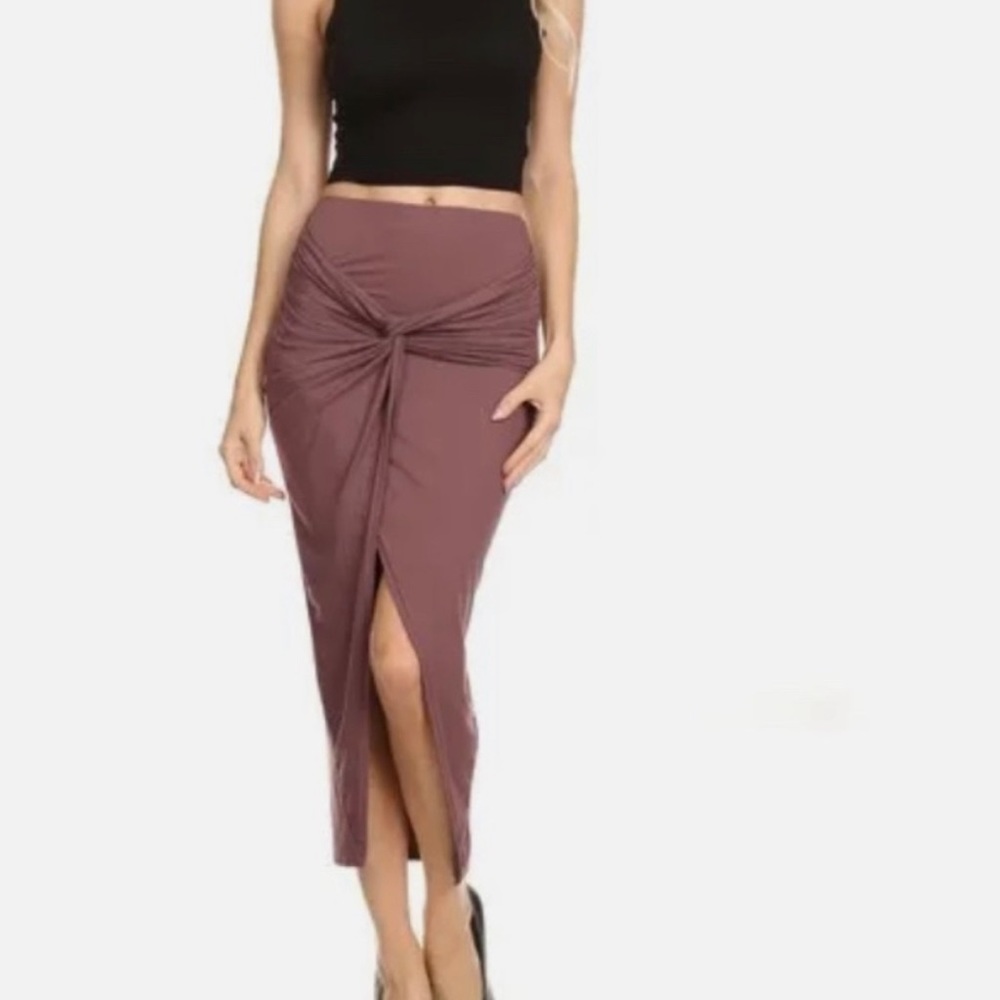 Summer knit skirt. Front cover knot style.NWT